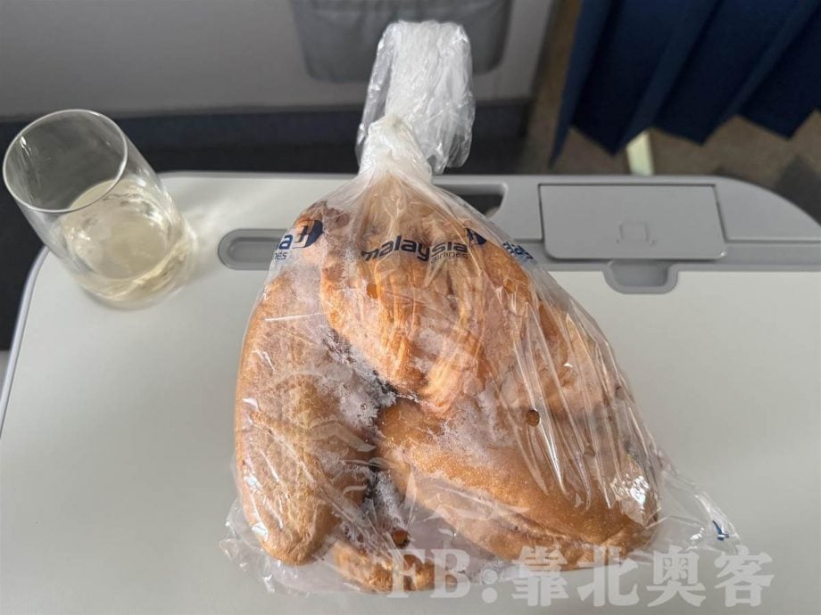 3小时航班被“喂”6份飞机餐! 热情空少还帮打包面包 