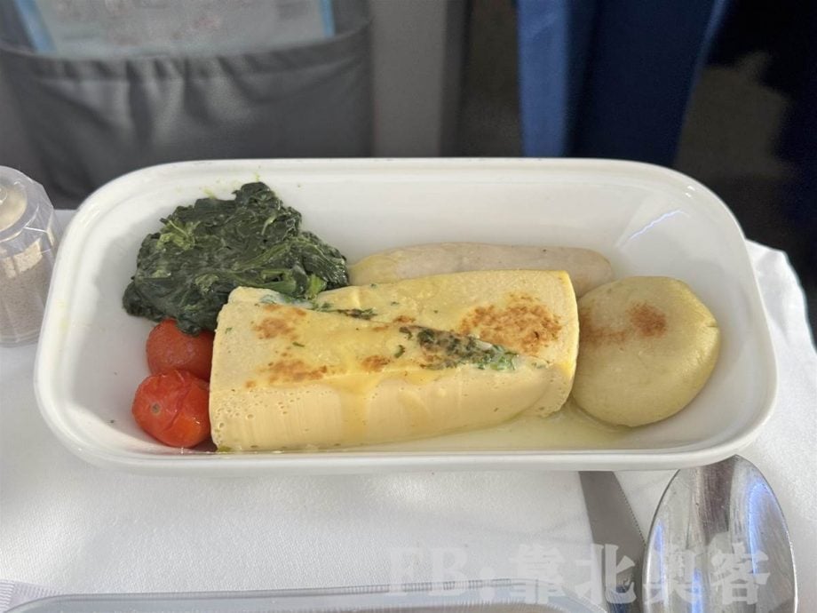 3小时航班被“喂”6份飞机餐! 热情空少还帮打包面包 