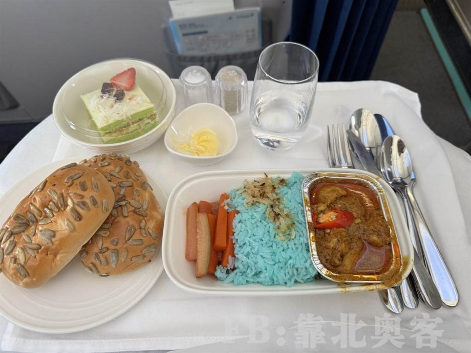 3小时航班被“喂”6份飞机餐! 热情空少还帮打包面包 