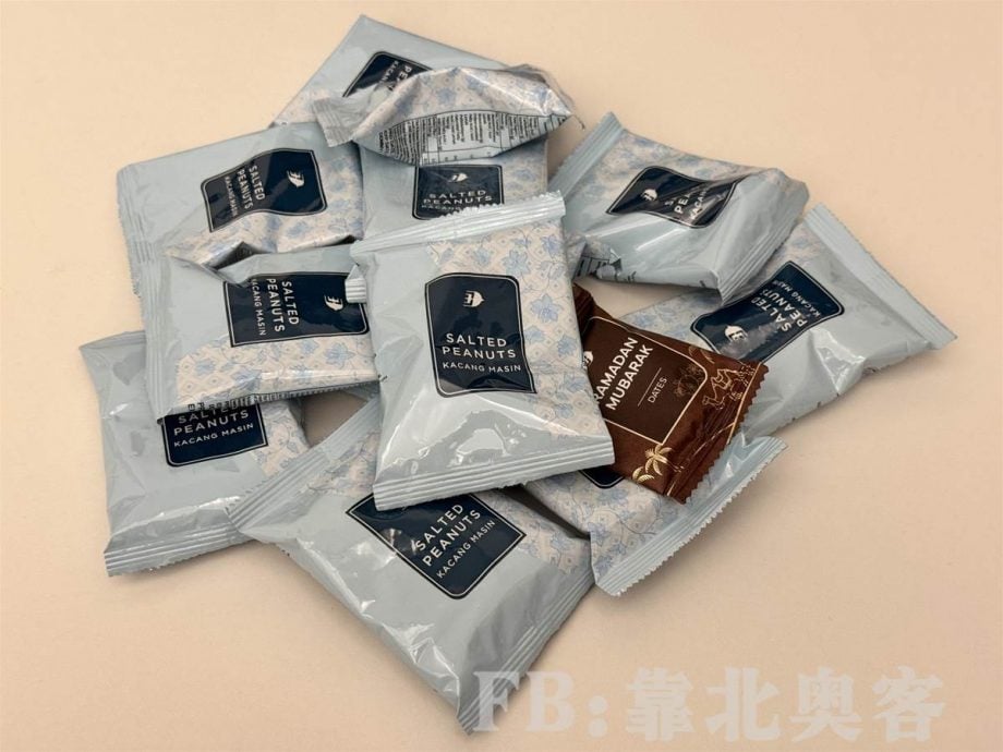 3小时航班被“喂”6份飞机餐! 热情空少还帮打包面包 