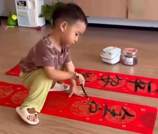 3岁娃淡定展现“书法功”　网惊：是拿到苏轼的秘笈吗