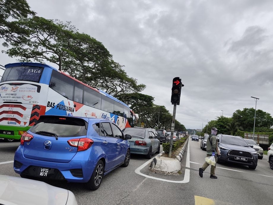 4天连假+交通灯多 瓜雪塞爆车龙5公里