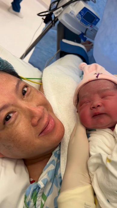 58岁高龄妻平安诞下二宝 黄泽锋晒“小贵妃”萌照报喜