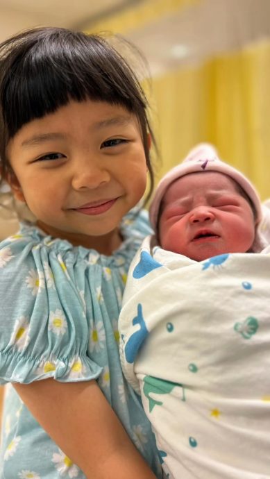 58岁高龄妻平安诞下二宝 黄泽锋晒“小贵妃”萌照报喜