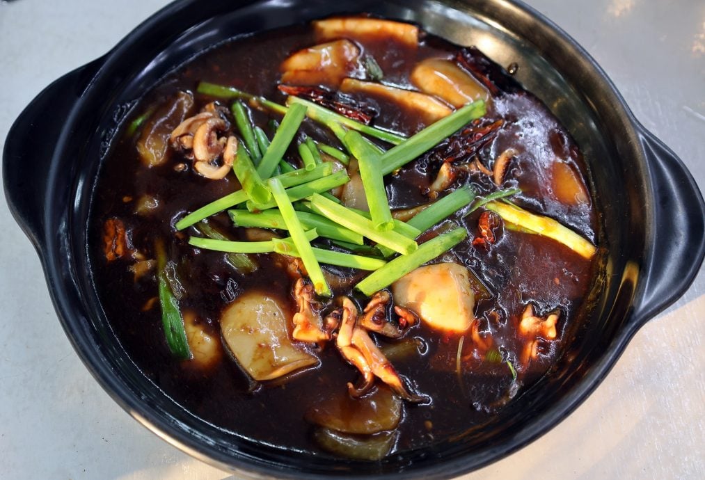 5日见报//村长揾食 | 家乡味饭店菜色多元 宫保鱿鱼蒸松鱼头下饭