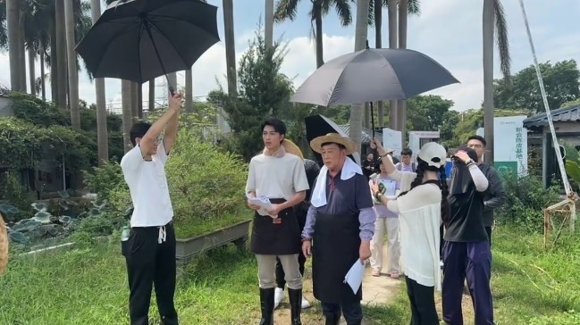 79岁夏雨烈日挥汗拍剧 不怨辛苦:钱不会从天而降