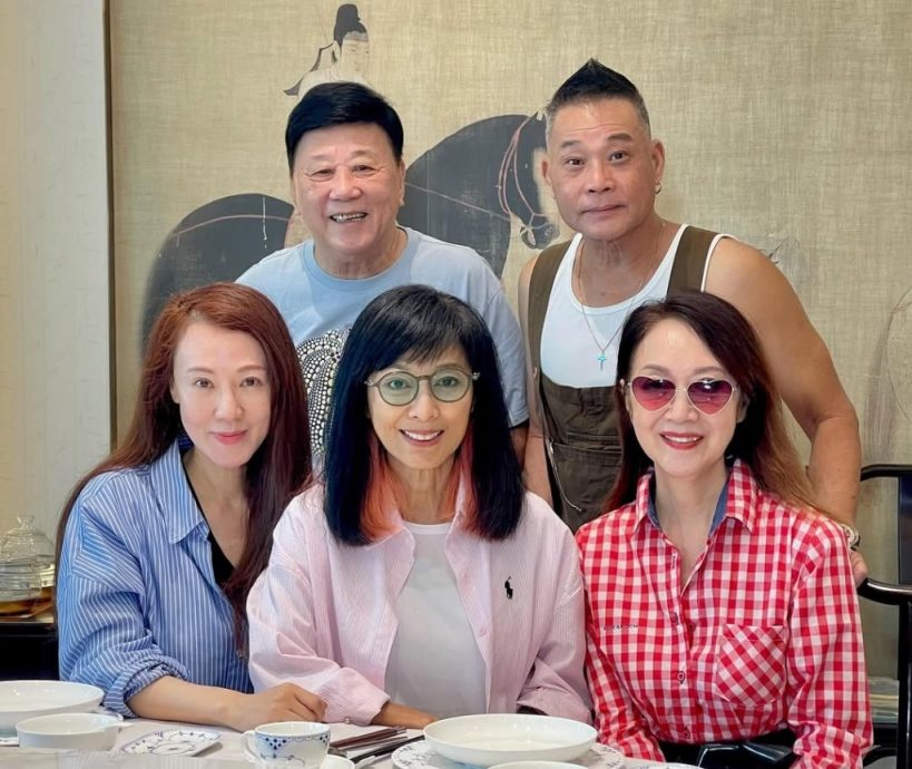 79岁夏雨烈日挥汗拍剧 不怨辛苦:钱不会从天而降