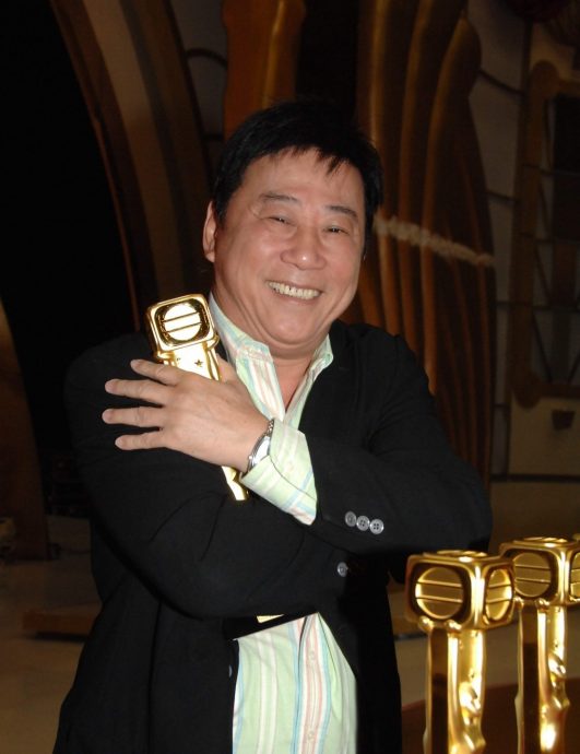 79岁夏雨烈日挥汗拍剧 不怨辛苦:钱不会从天而降