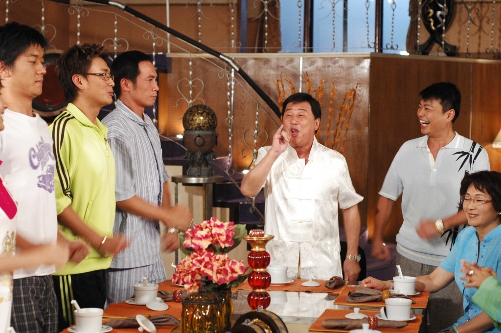 79岁夏雨烈日挥汗拍剧 不怨辛苦:钱不会从天而降