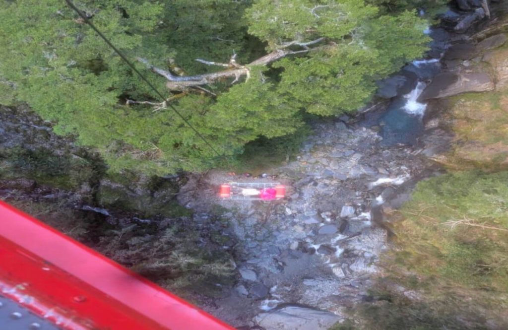 中央尖山女山友坠谷 花莲空勤黑鹰直升机救援