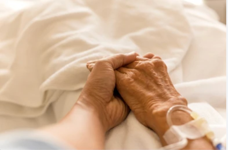 ​渐冻父亲留下两个字 儿子含泪同意拔管