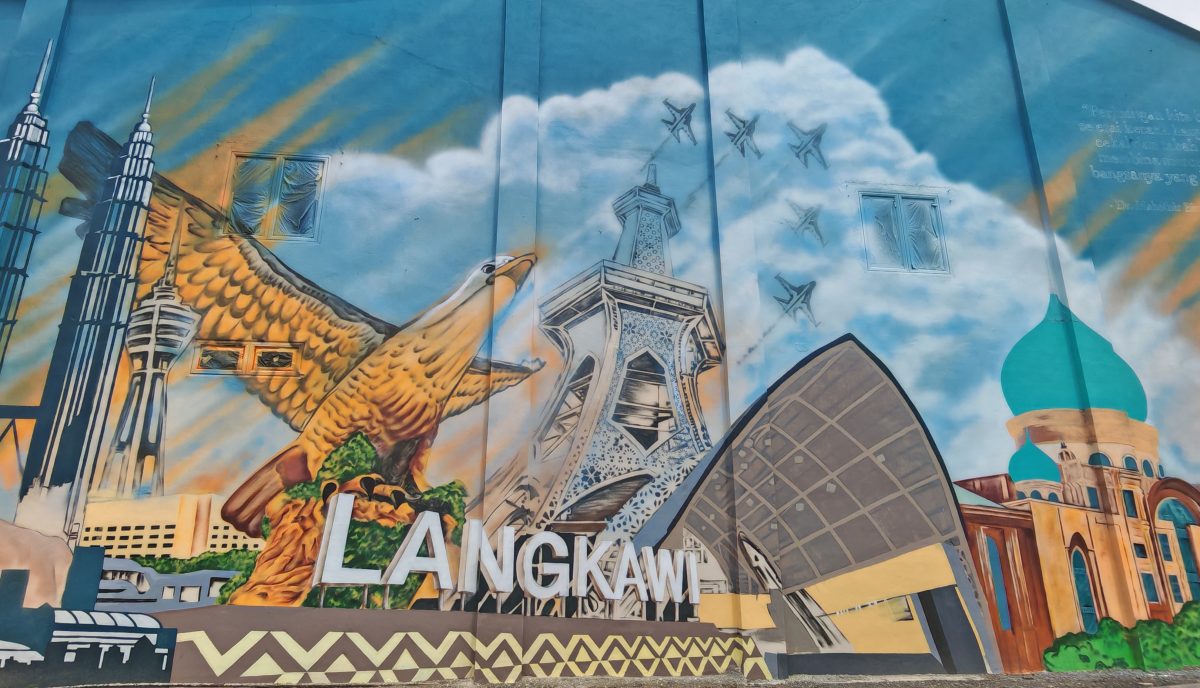 “消失”的前首相敦马哈迪肖像壁画回来了！