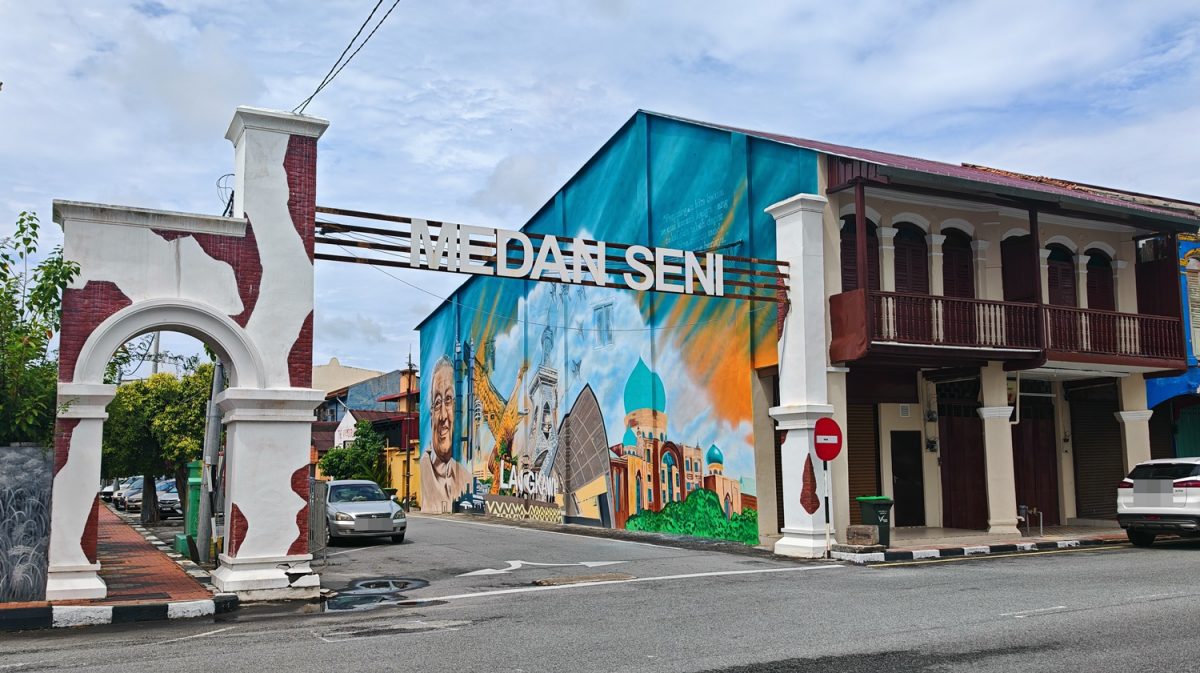 “消失”的前首相敦马哈迪肖像壁画回来了！