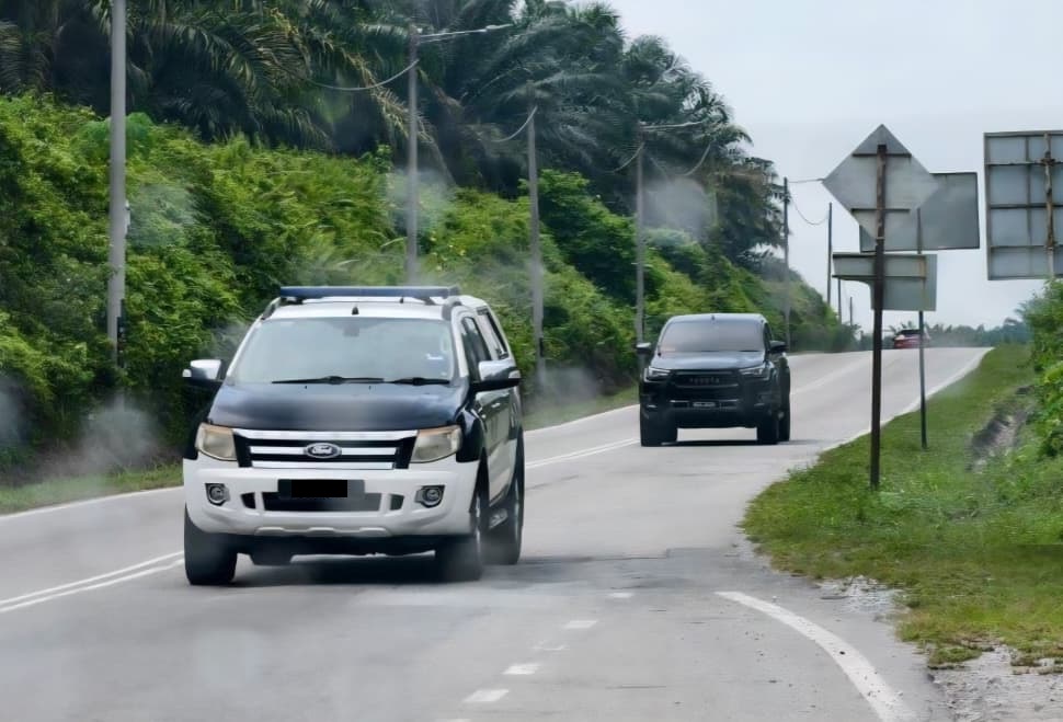 “狗仔队”公然尾随执法车 为超载罗里保驾护航