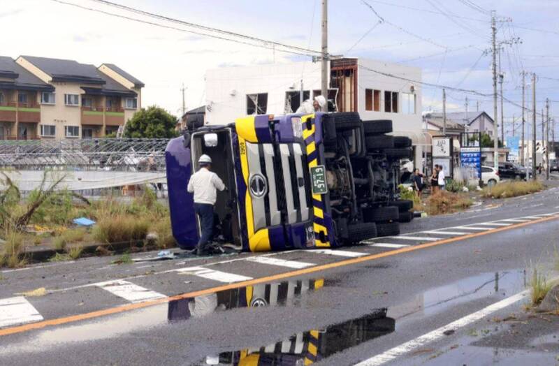 “琵琶”侵袭日本关东 静冈县飙龙卷风折断电线杆、掀翻卡车
