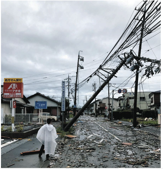 “琵琶”侵袭日本关东 静冈县飙龙卷风折断电线杆、掀翻卡车