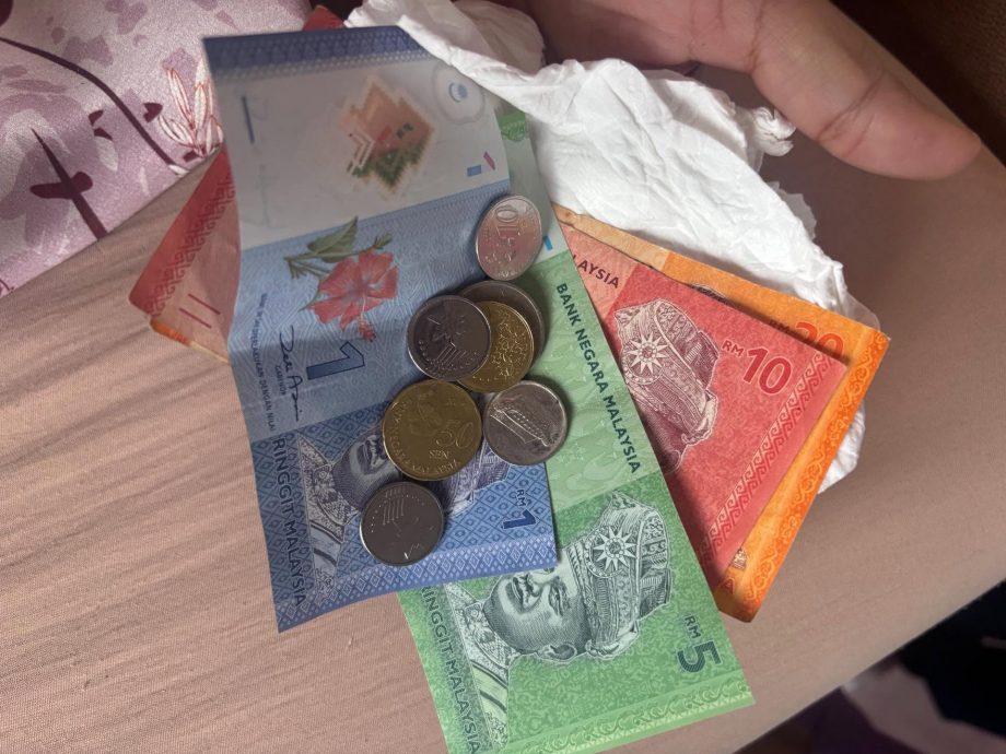 “老师没钱买橡皮擦了” 学生记下这话隔天送钱给她	