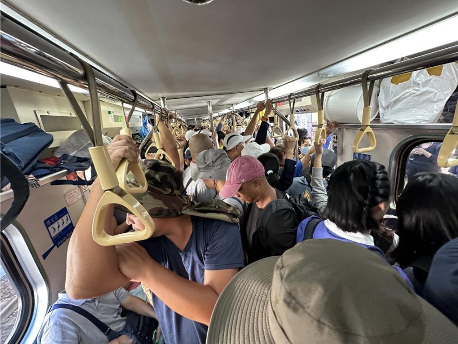 “铲子大军”涌花莲救灾 90岁阿公天天赴灾区感人