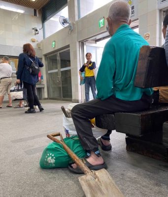 “铲子大军”涌花莲救灾 90岁阿公天天赴灾区感人