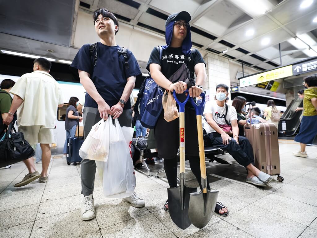 “铲子大军”涌花莲救灾 90岁阿公天天赴灾区感人