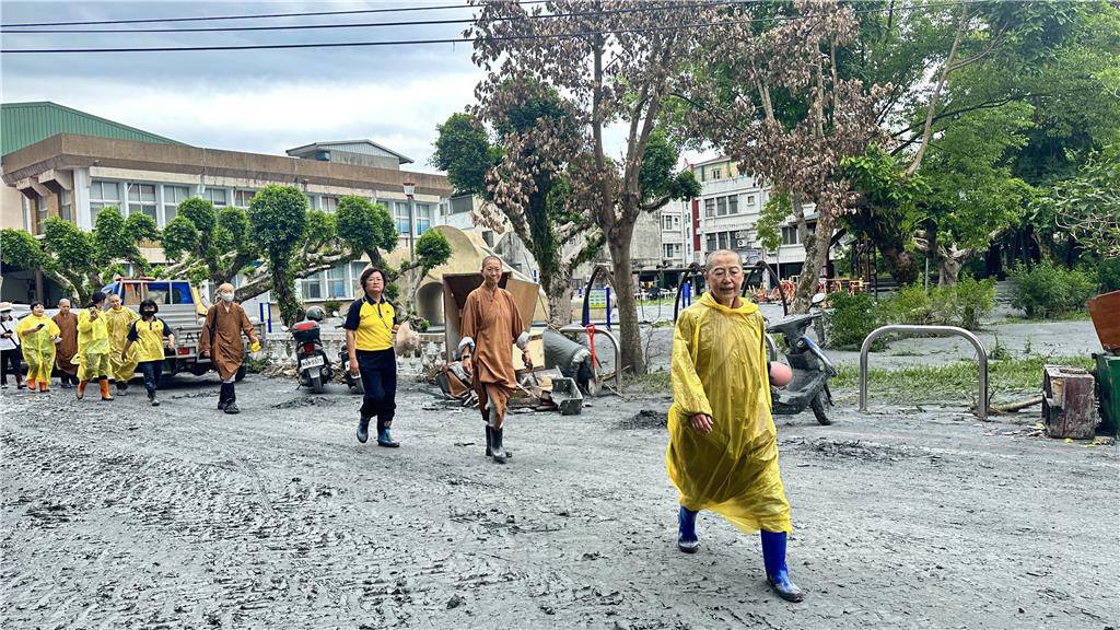 “铲子大军”涌花莲救灾 90岁阿公天天赴灾区感人