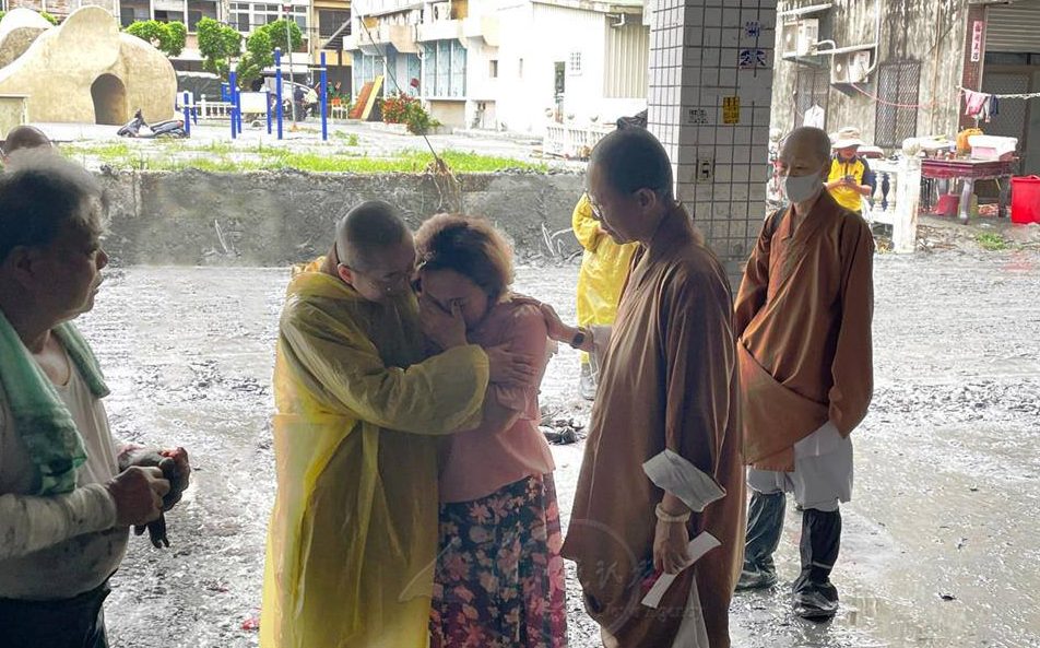 “铲子大军”涌花莲救灾 90岁阿公天天赴灾区感人