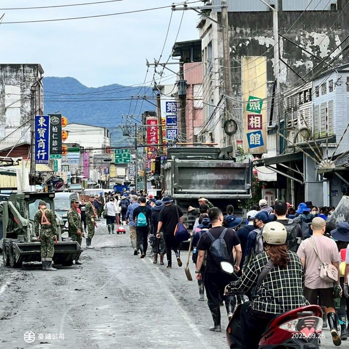 “铲子大军”涌花莲救灾 90岁阿公天天赴灾区感人