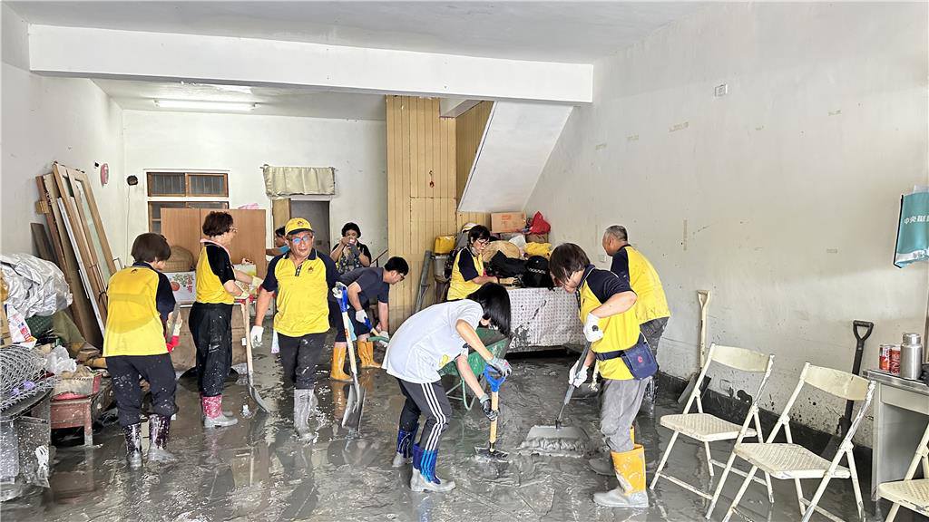 “铲子大军”涌花莲救灾 90岁阿公天天赴灾区感人