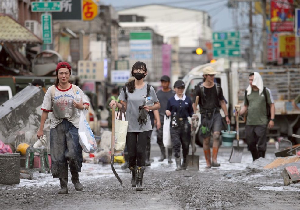 “铲子大军”涌花莲救灾 90岁阿公天天赴灾区感人