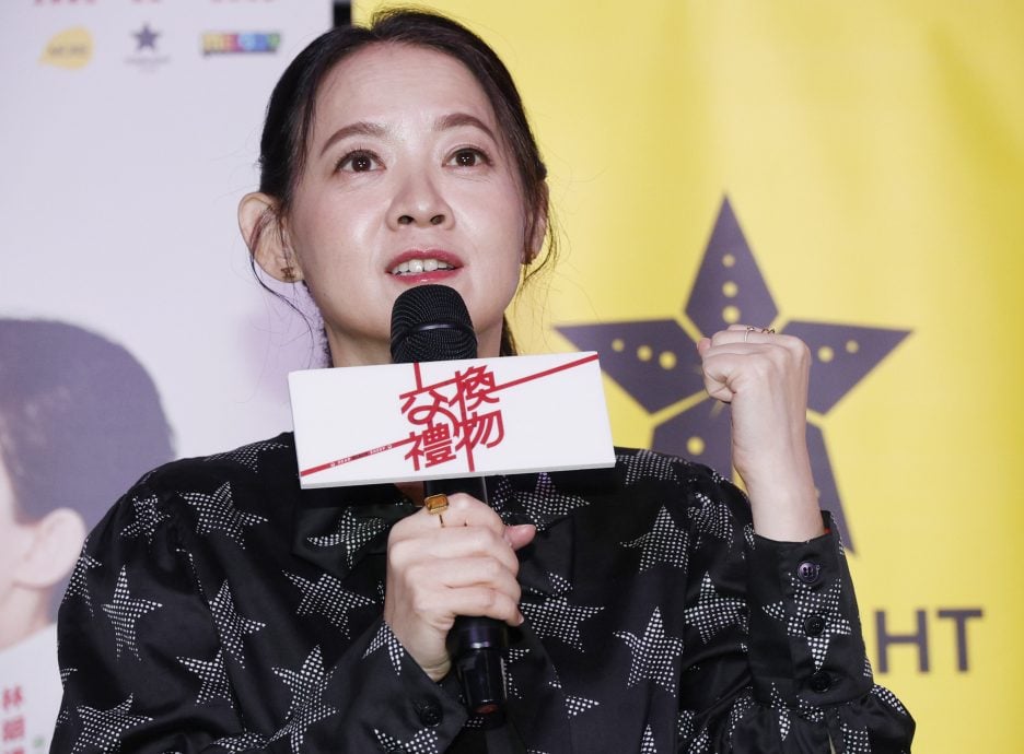 《交换礼物》|曾宝仪和导演男友最后一次合作?“抗议”下班不离工作