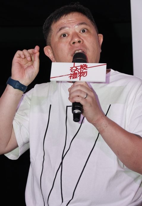 《交换礼物》|曾宝仪和导演男友最后一次合作?“抗议”下班不离工作