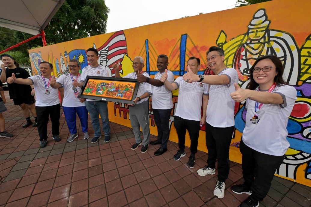 万众一心绘壁画 金群利马拉松“海绵壁画”获大马纪录大全认证