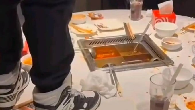 上海“海底捞小便门”宣判 一泡尿赔130万!