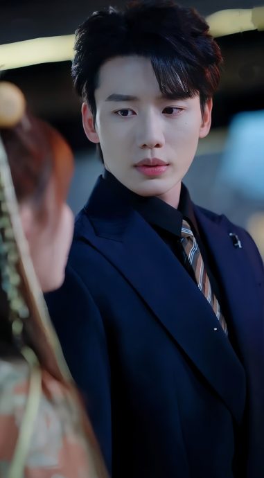 下跪戏被抓包裤裆破洞 短剧男神崩溃:最狼狈霸总