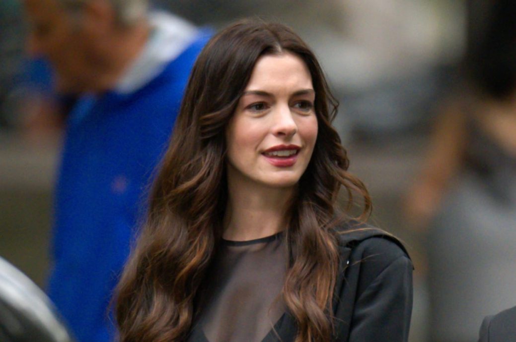 不满狗仔片场滋扰推挤 安妮希达薇为护童挺身劝阻