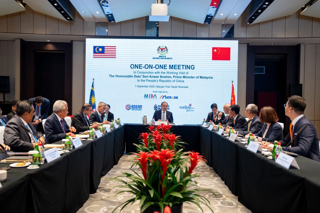 与2中企举行商务会谈
安华：中企为马带来8亿潜在投资
