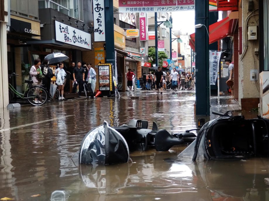 东京破纪录暴雨　JR地铁站成水乡 羽田机场航班延误