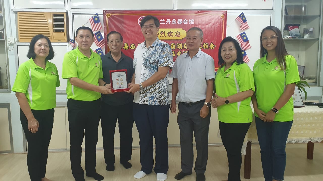 东(已签):马来西亚永春上场南湖郑氏家族会访问团拜访吉兰丹永春会馆。