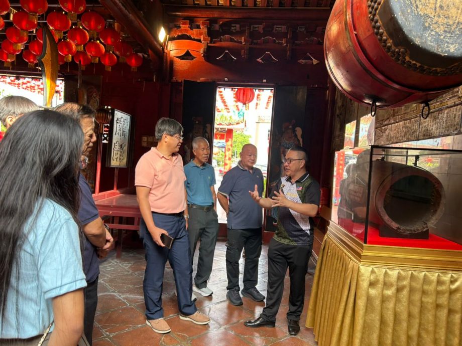 东(已签):马来西亚永春上场南湖郑氏家族会访问团拜访吉兰丹永春会馆。