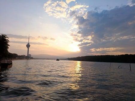 东:彳亍关丹之二关丹河畔看日出