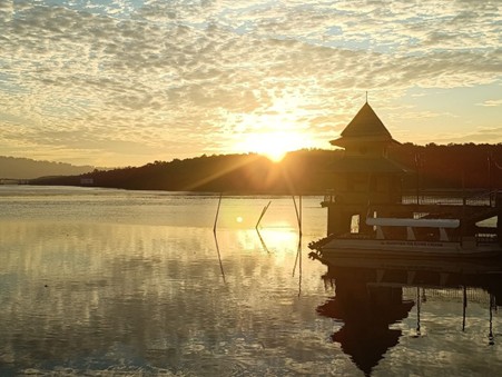 东:彳亍关丹之二关丹河畔看日出