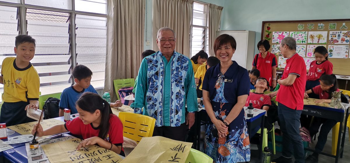 东（已签发）：《和墨坊》联合关丹光华华小举办“孔子诞辰”《论语》书法与硬笔字比赛