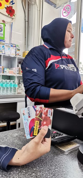 东(已签发):军警添打仁政昌明RON95汽油补贴计划开跑