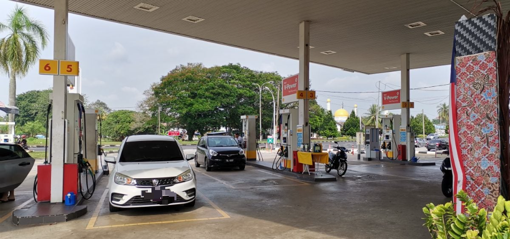 东(已签发):军警添打仁政昌明RON95汽油补贴计划开跑