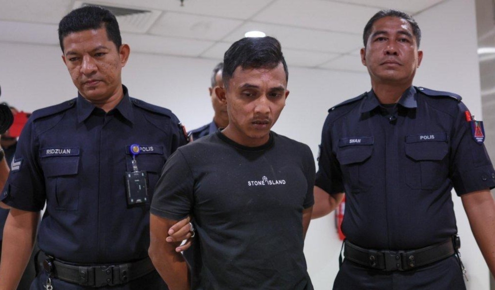 东(已签发):劳工偷窥女企业家洗澡和非法闯入不认罪