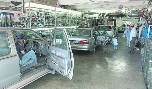 东(已签发):后座乘客未系安全带罚300,少数乘客遵守。