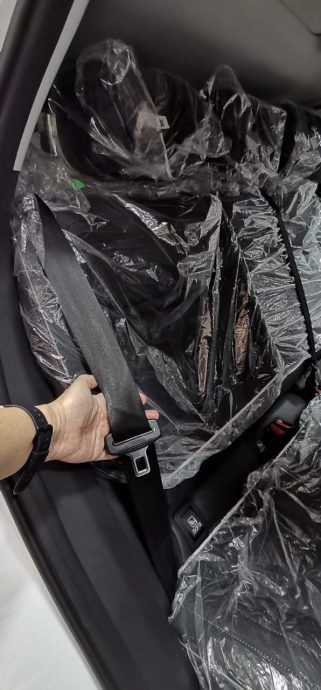 东(已签发):后座乘客未系安全带罚300,少数乘客遵守。