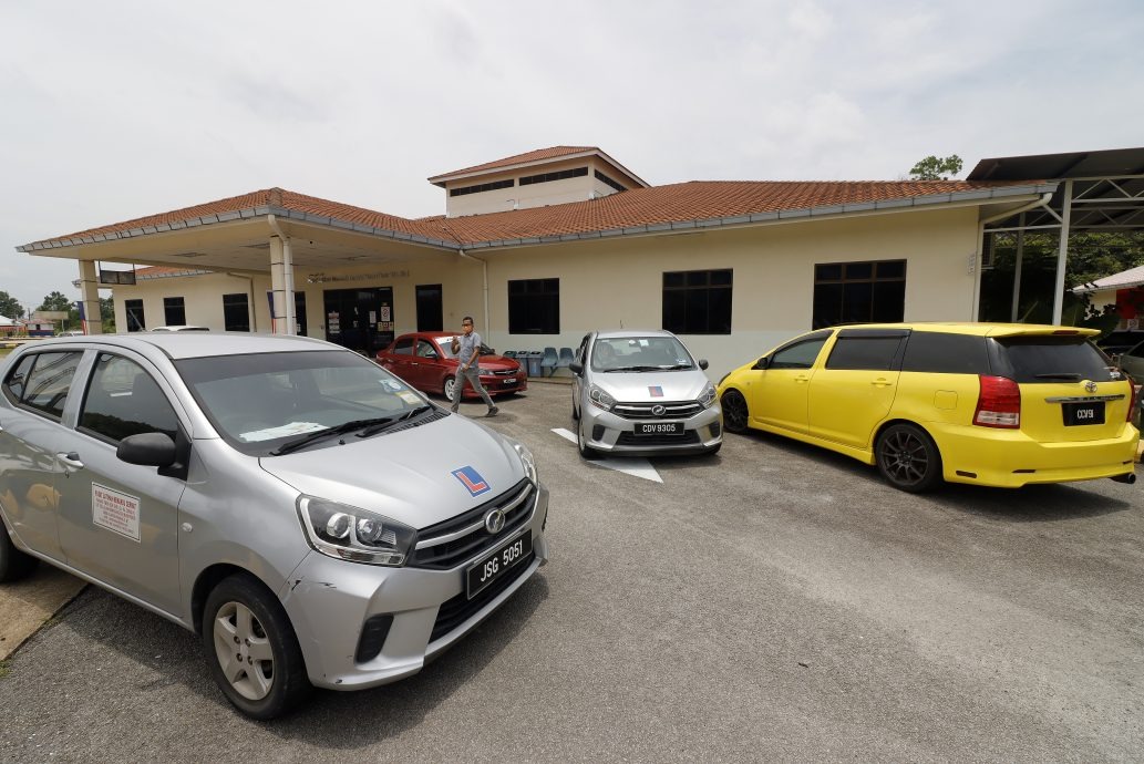 东(已签发):后座乘客未系安全带罚300,少数乘客遵守。