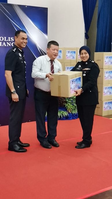 东(已签发):沈春祥代表安华秘书移交1000爱心食物盒给警员