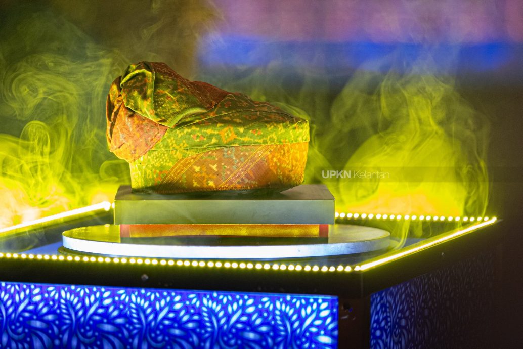 东（已签）:吉兰丹特有的头巾“Setangan Getam Budu”，正式被列为吉兰丹州遗产。